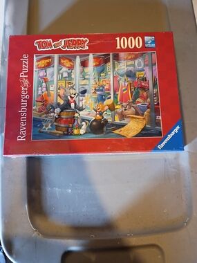 Ravensburger Tom and Jerry 1000-Piece Puzzle - Red & Blue Box